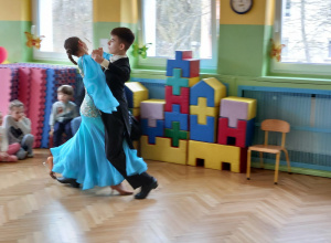 Zdjęcie przedstawia tancerzy