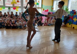 Zdjęcie przedstawia tancerzy