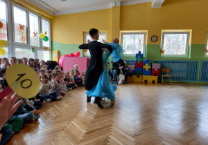 Zdjęcie przedstawia tancerzy