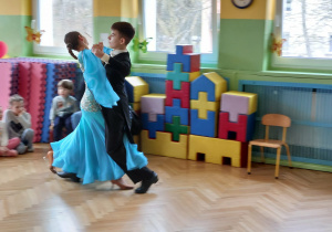 Zdjęcie przedstawia tancerzy