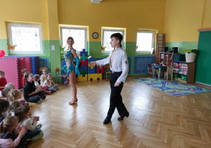 Zdjęcie przedstawia tancerzy