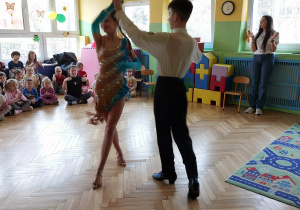 Zdjęcie przedstawia tancerzy