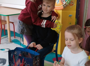 zdjecie przedstawia mikolaja i martynke