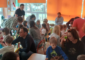 Świąteczne ozdabianie z rodzicami