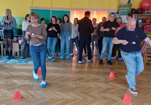 Wielkanocny tor przeszkód rodziców