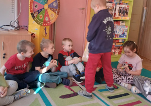 Mateusz rozdaje prezenty