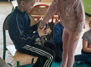 zdjecie przedstawia marcela czestujacego cukierkami