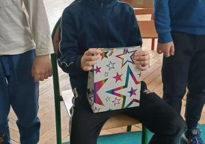 marcel siedzi na krzeselku