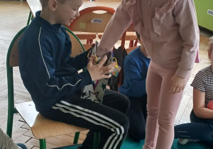 marcel rozdaje cukierki