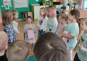 Marysia rozdaje cukierki