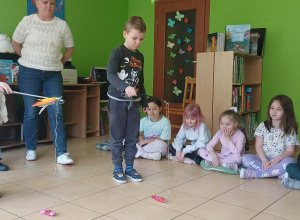zdjecie przedstawia dzieci w bibliotece