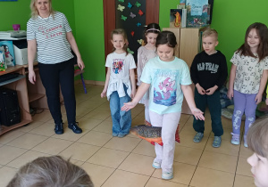 Marcelina J.przekazuje rybkę koleżance.