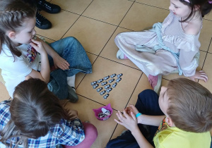 Grupa uklada piramidę z pingwinów.