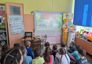 Dzieci oglądają film edukacyjny