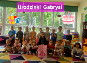 zdjecie przedstawia grupe dzieci
