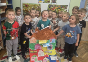 grupa biedronek pozuje