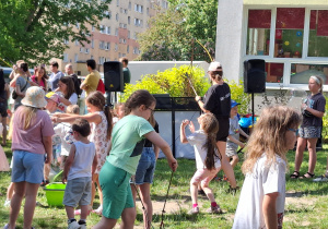 Zdjęcie przedstawia zabawę z bańkami