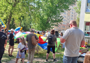 Zdjęcie przedstawia zabawy z chustą animacyjną