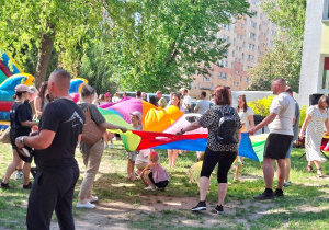 Zdjęcie przedstawia zabawy z chustą animacyjną