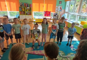 dzieci z grupy śpiewają Sto lat dla Rafała