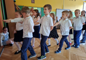 Dzieci tańczą poloneza
