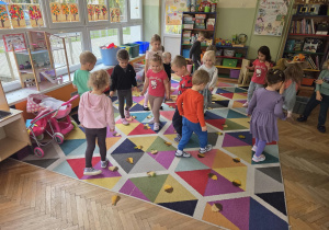 Dzieci poruszają się w rytm muzyki.