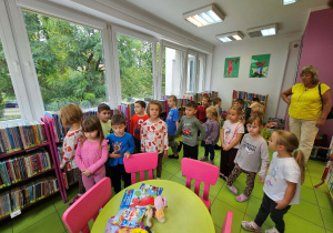Dzieci poznają pomieszczenia biblioteki.