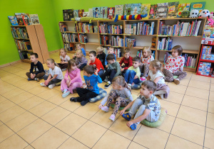 Dzieci rozwiązują zagadki.