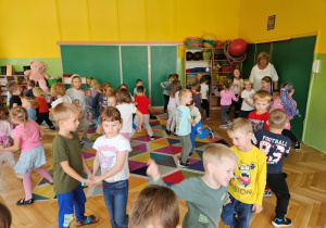 Dzieci razem tańczą.